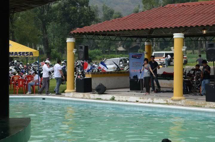 Piscina y Banda de Rock