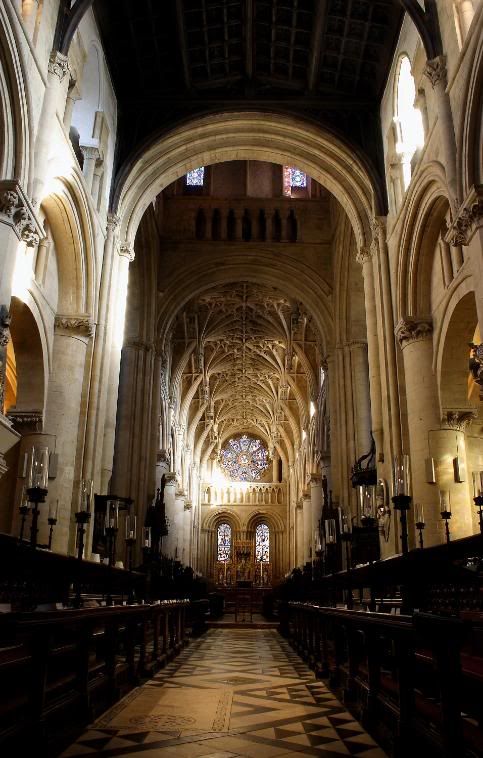 IMAGE: http://i58.photobucket.com/albums/g280/acmunro/buildings/Oxford/CRW_0914cropped.jpg