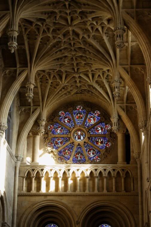 IMAGE: http://i58.photobucket.com/albums/g280/acmunro/buildings/Oxford/CRW_0920.jpg
