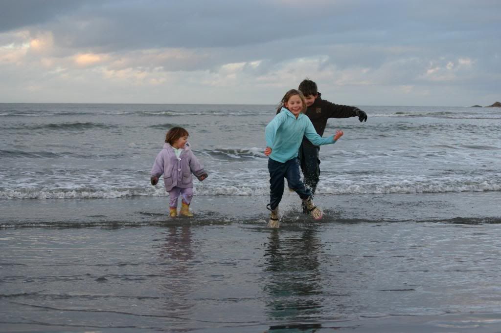 IMAGE: http://i58.photobucket.com/albums/g280/acmunro/family/2007-12-25-jjcathizzy.jpg