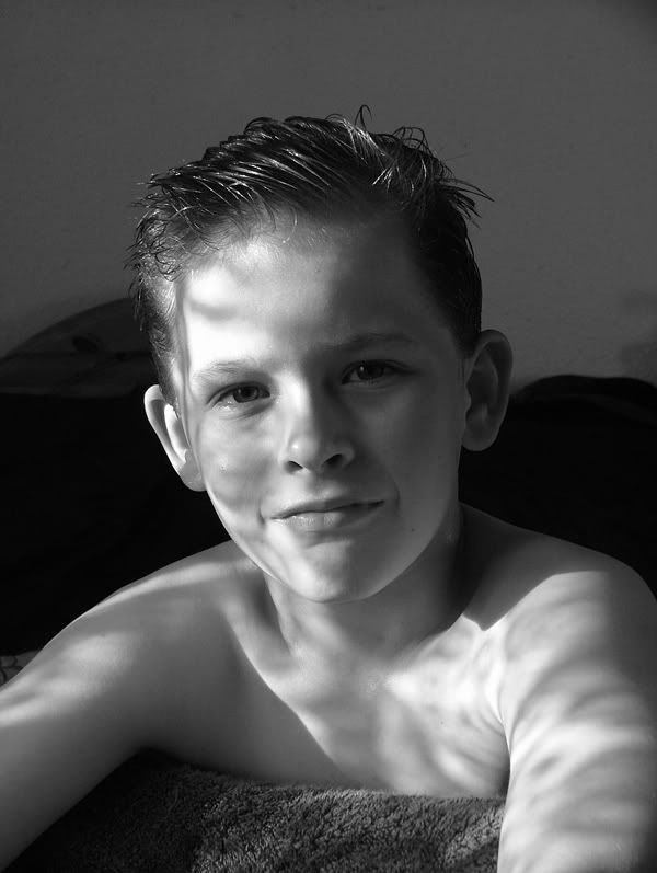 IMAGE: http://i58.photobucket.com/albums/g280/acmunro/family/johnathan.jpg