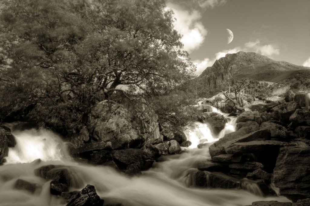 IMAGE: http://i58.photobucket.com/albums/g280/acmunro/landscapes/water2.jpg