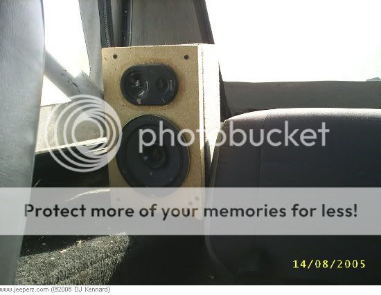 2006 Jeep Wrangler, stereo, speakers -- posted image.